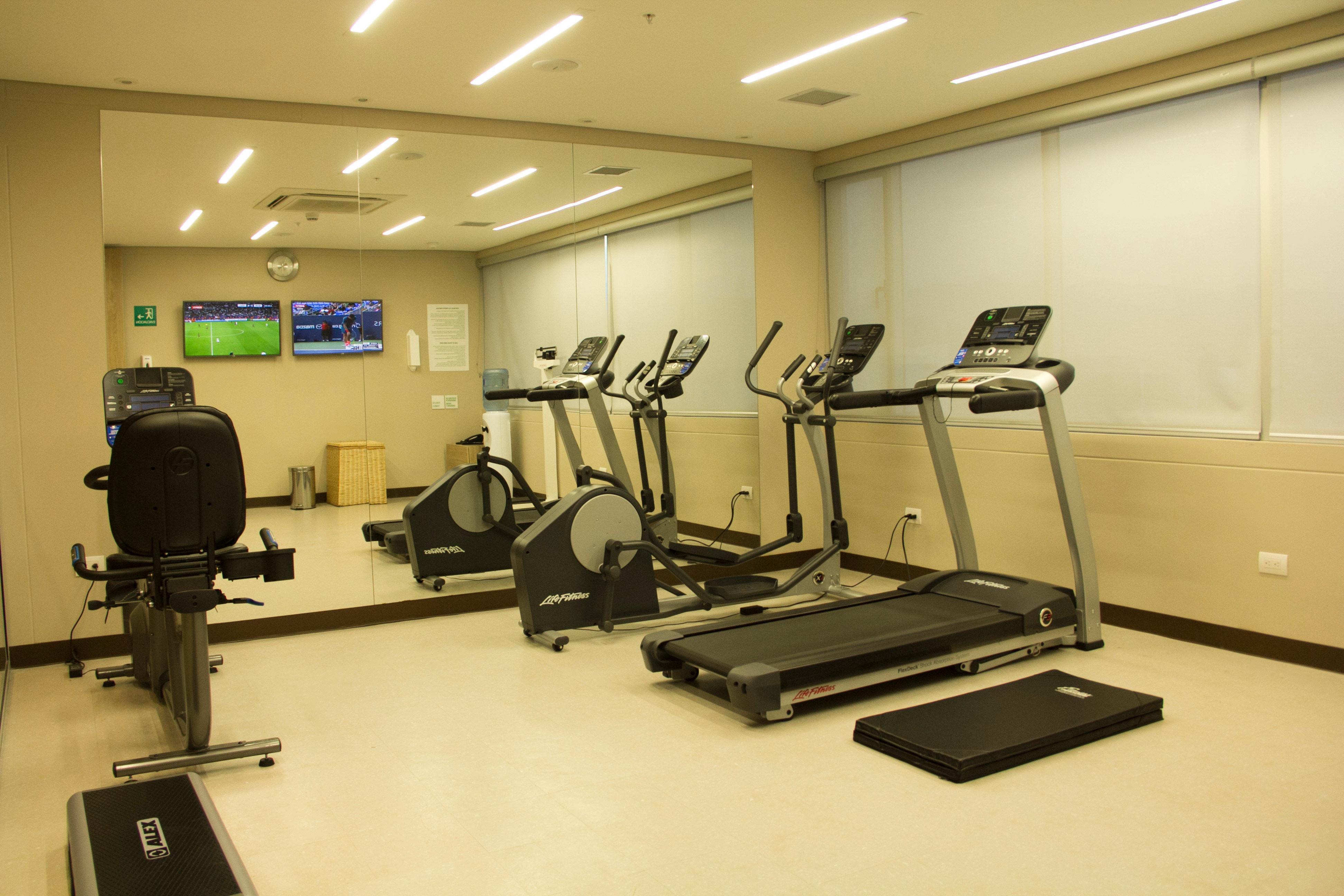 ホリデイ イン ククタ Cúcuta エクステリア 写真 The gym at the hotel