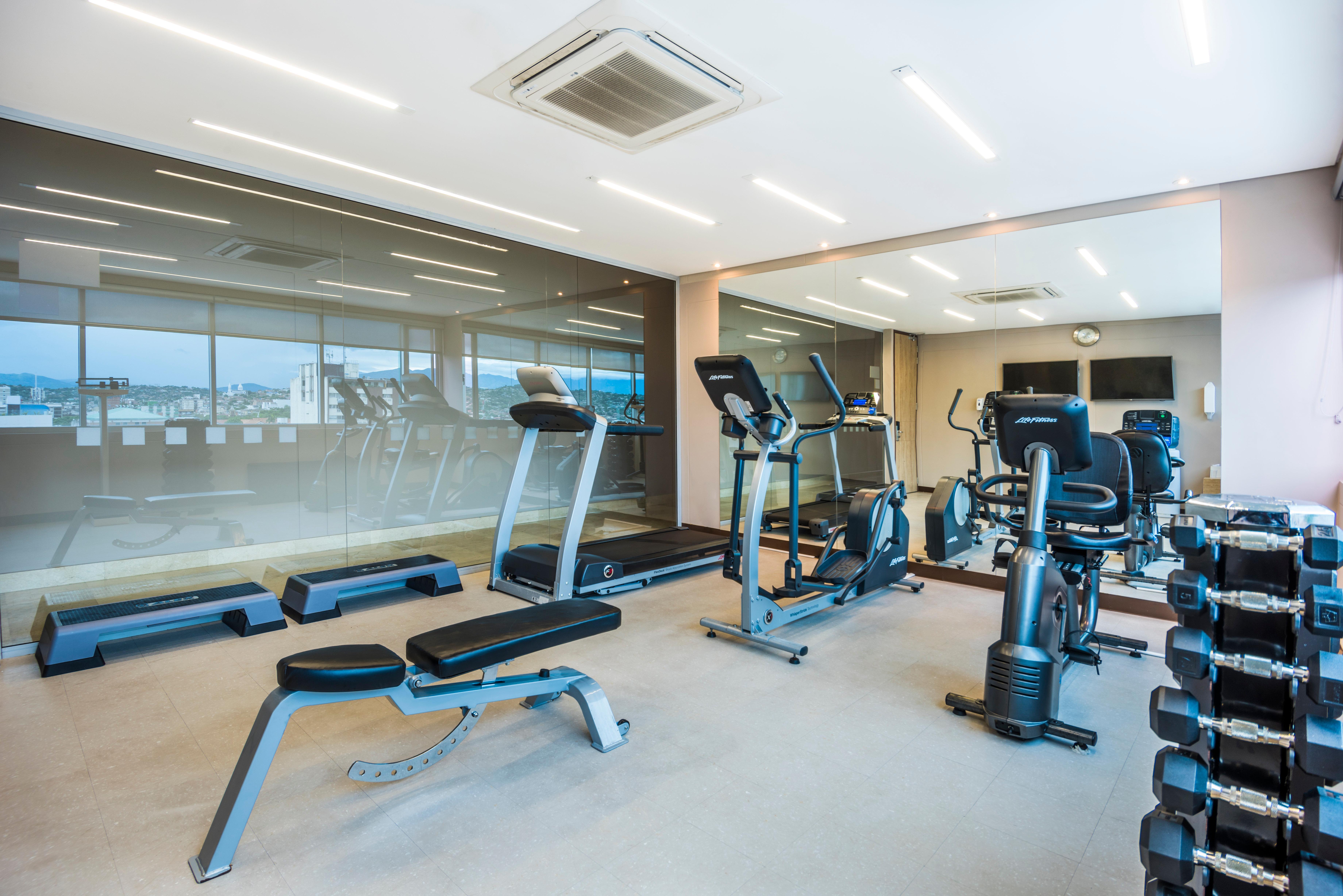 ホリデイ イン ククタ Cúcuta エクステリア 写真 A gym in a hotel