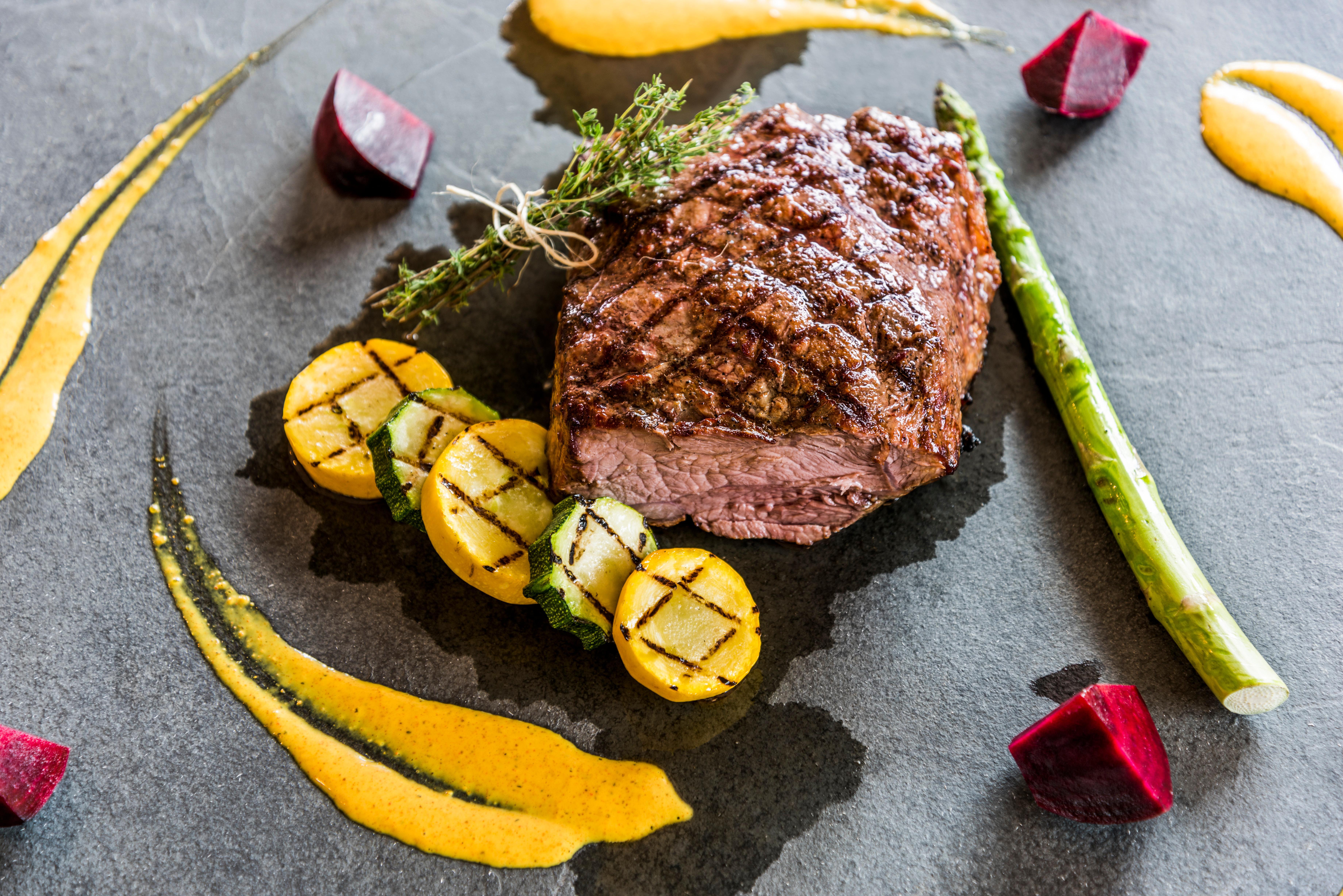 ホリデイ イン ククタ Cúcuta エクステリア 写真 A steak prepared with vegetables