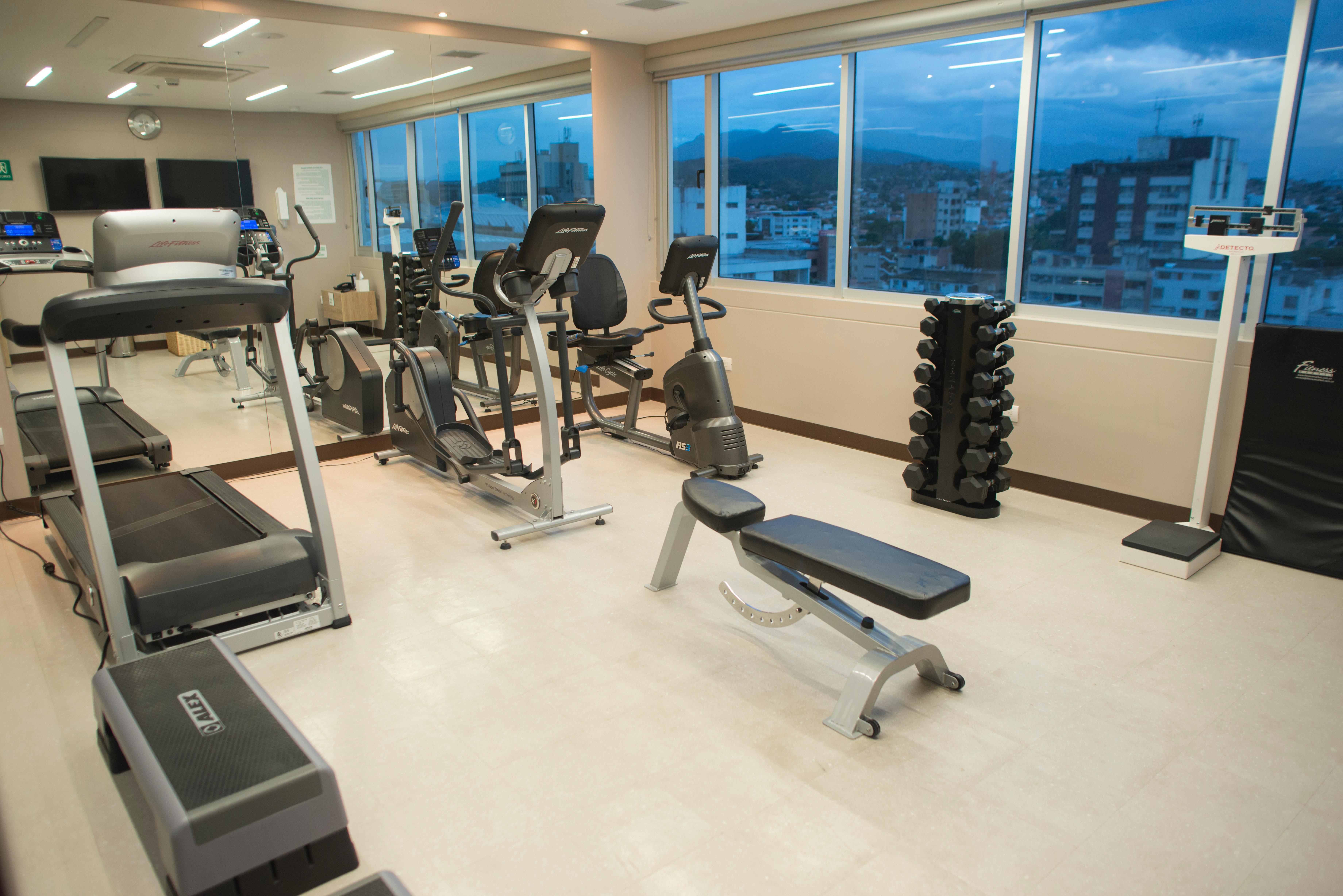 ホリデイ イン ククタ Cúcuta エクステリア 写真 A gym