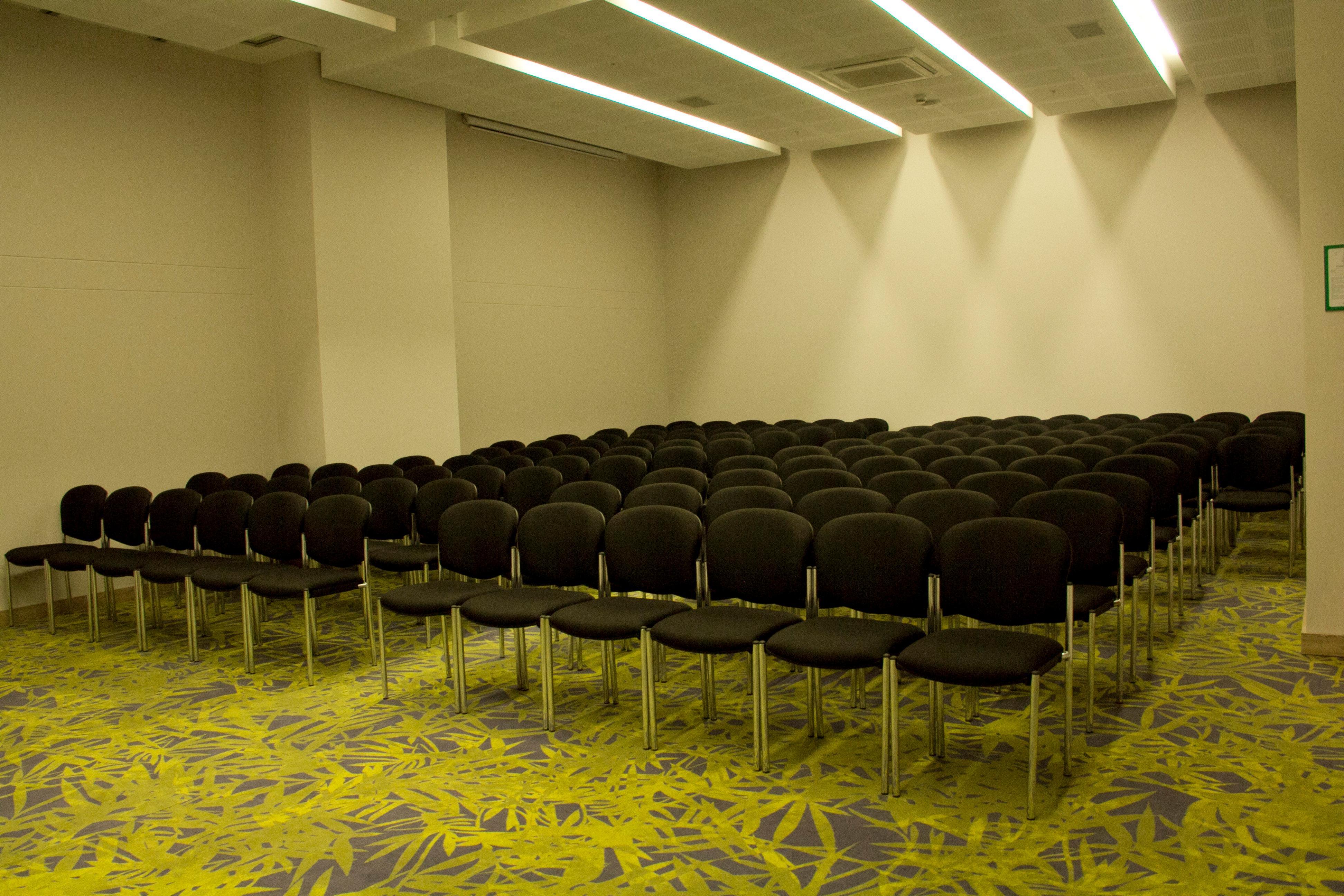 ホリデイ イン ククタ Cúcuta エクステリア 写真 A typical conference room