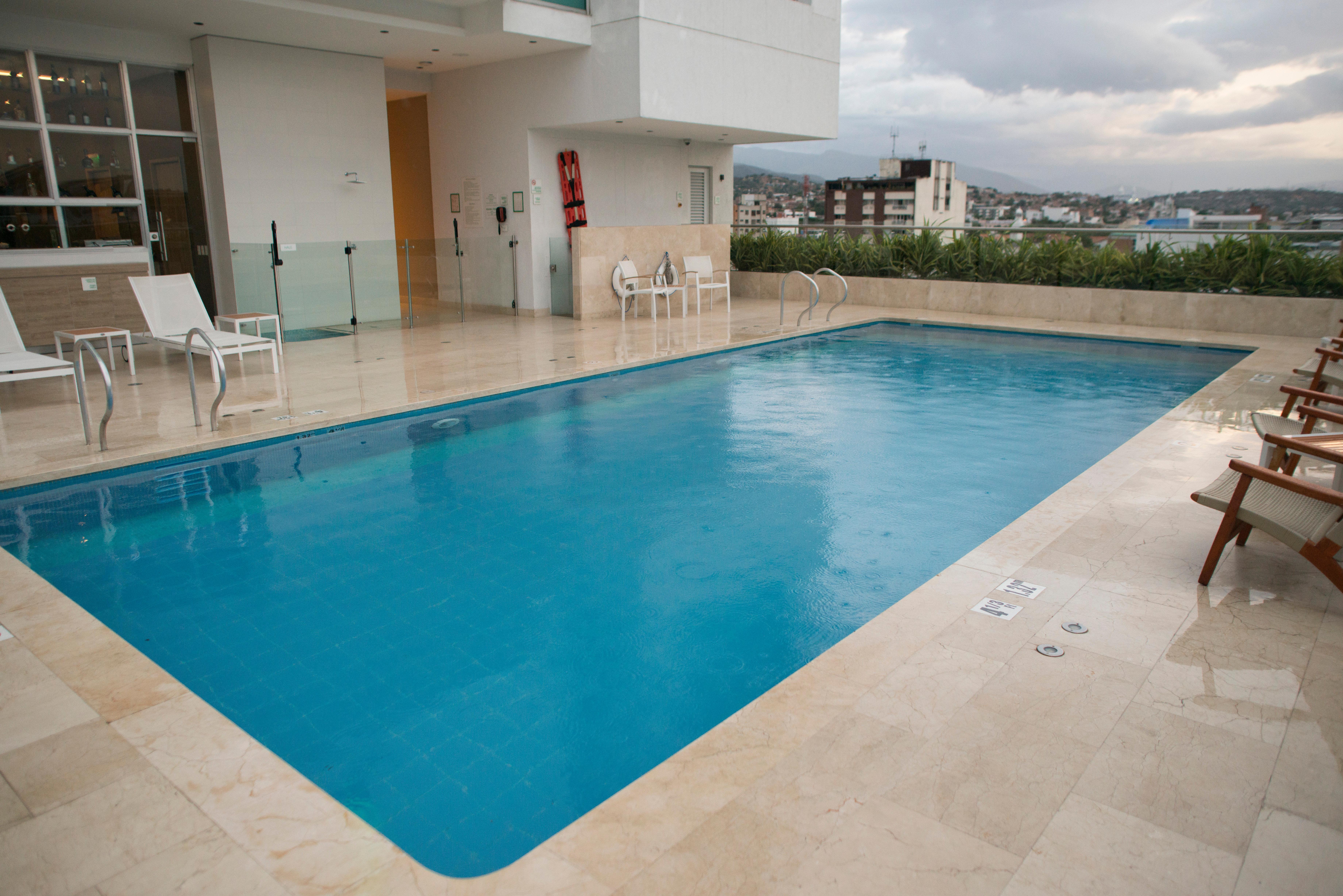 ホリデイ イン ククタ Cúcuta エクステリア 写真 A rooftop pool