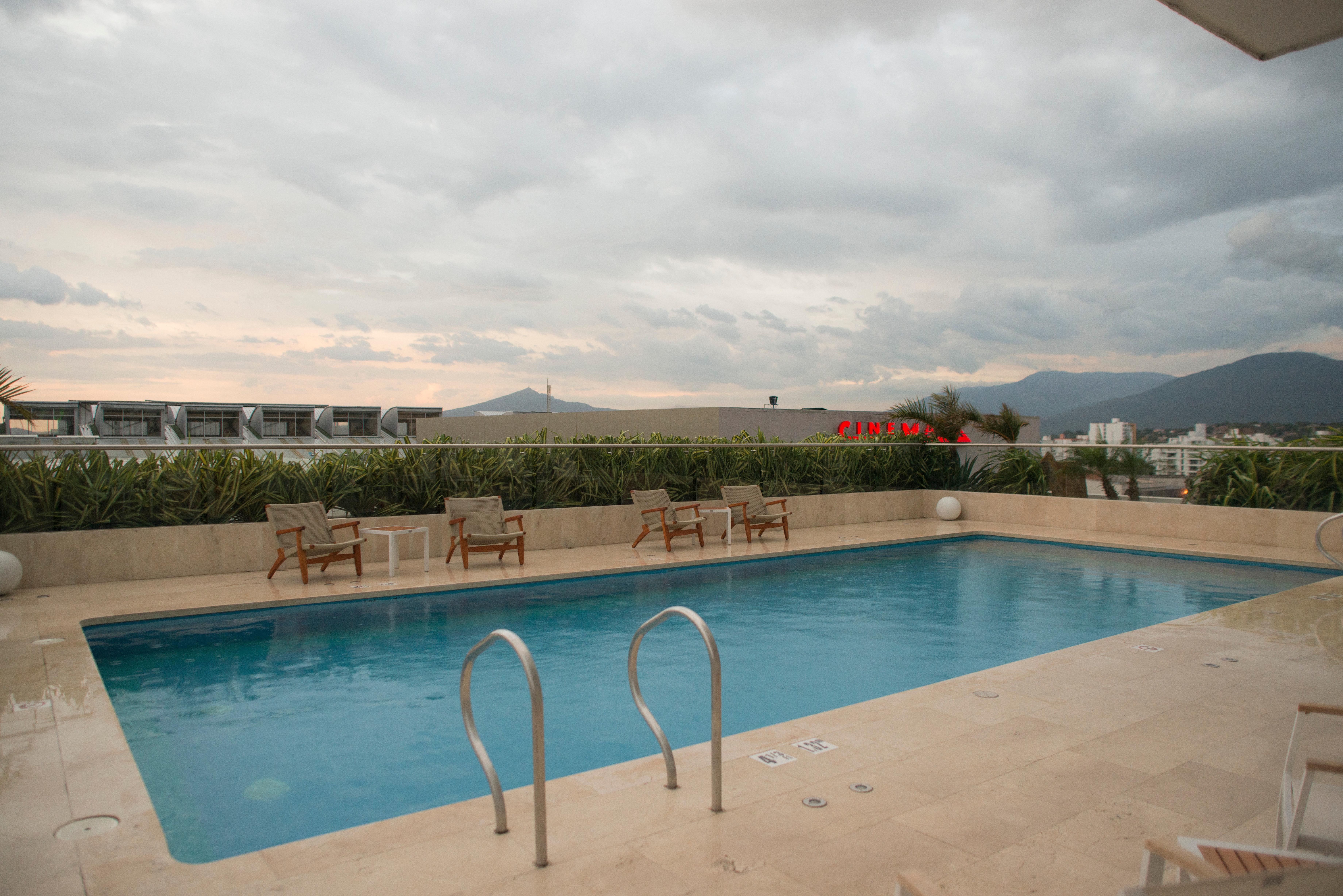 ホリデイ イン ククタ Cúcuta エクステリア 写真 A rooftop pool in Athens, Greece