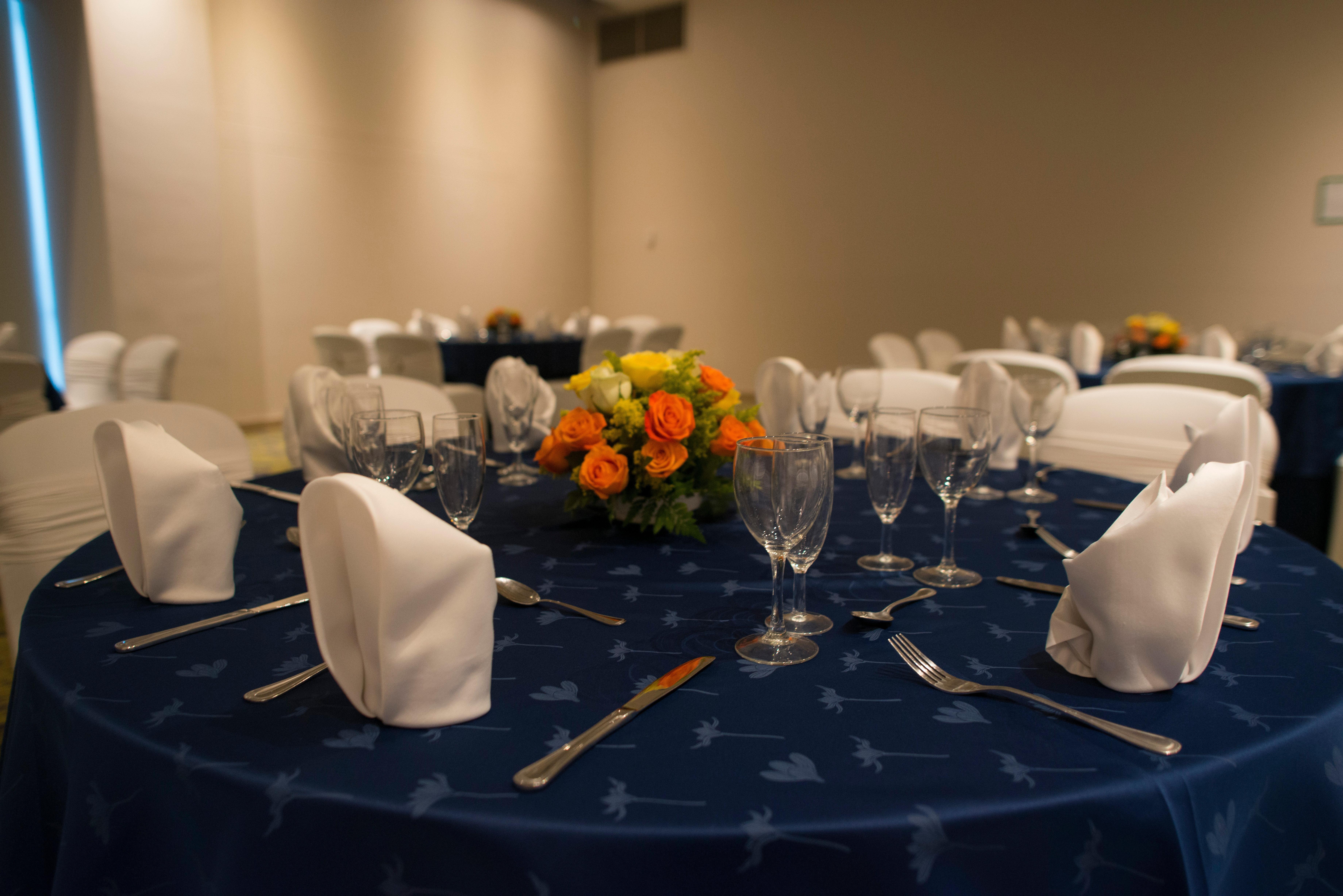 ホリデイ イン ククタ Cúcuta エクステリア 写真 A table set for a formal dinner