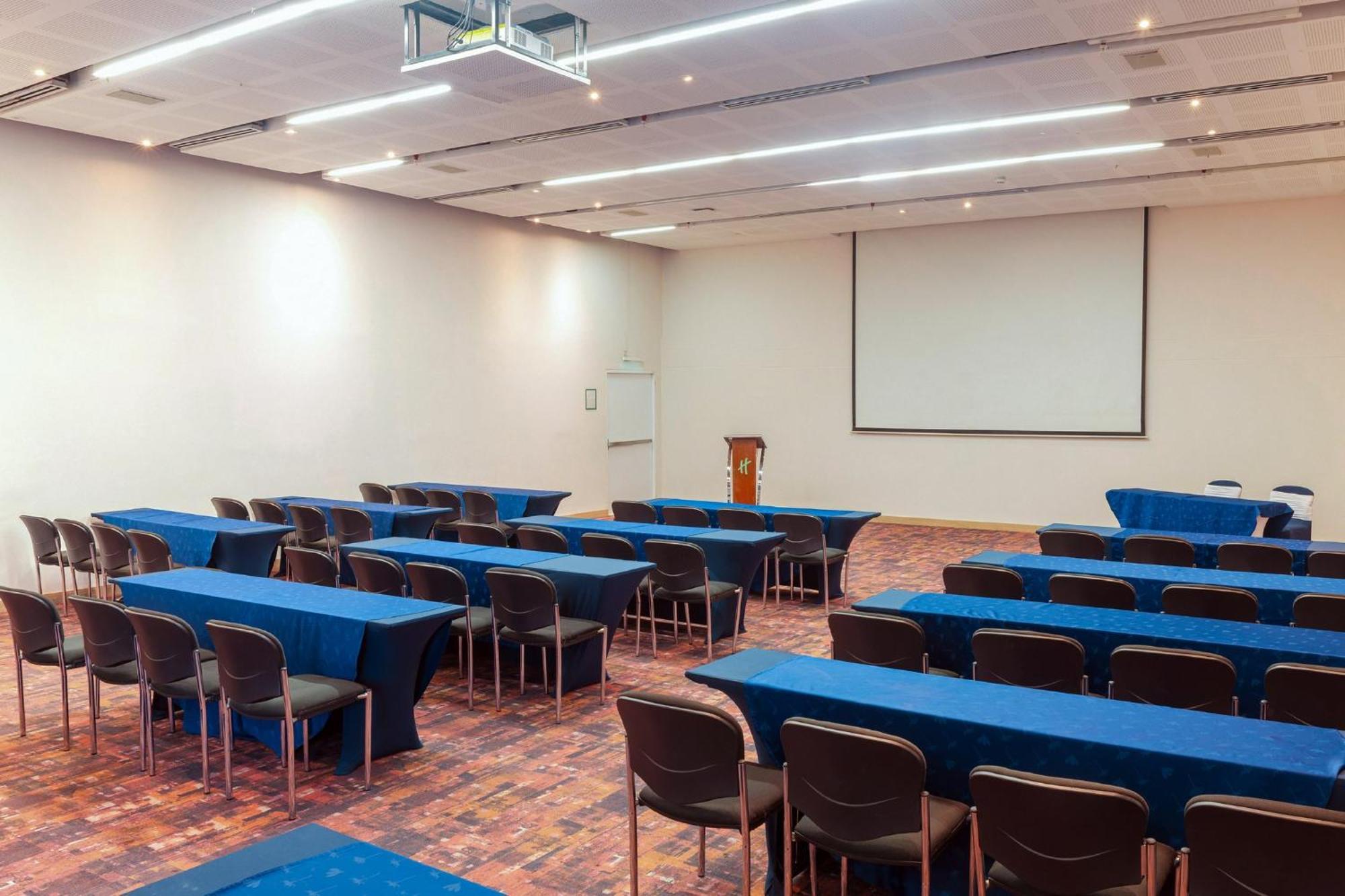 ホリデイ イン ククタ Cúcuta エクステリア 写真 A typical classroom layout